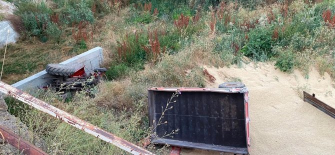 Arpa yüklü traktör köprüden düştü: 1 yaralı