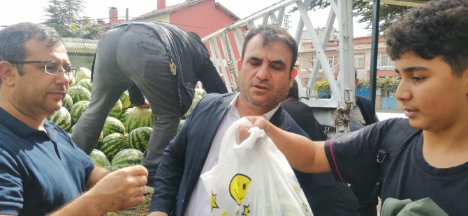 MERKEZ BİNA CAMİ ÇIKIŞI ÜCRETSİZ KARPUZ DAĞITTI