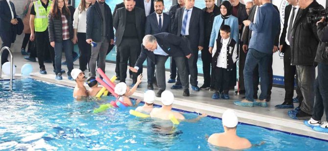 Hakem Kaleci Gelmeden Maçı Başlattı - VİDEO