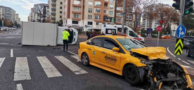 KOCASİNAN BULVARI'NDA TRAFİK KAZASI: ÖLÜMDEN DÖNDÜ