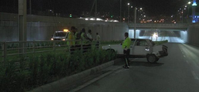 Kayseri’de otomobil tramvay yolunu girdi: 2 yaralı