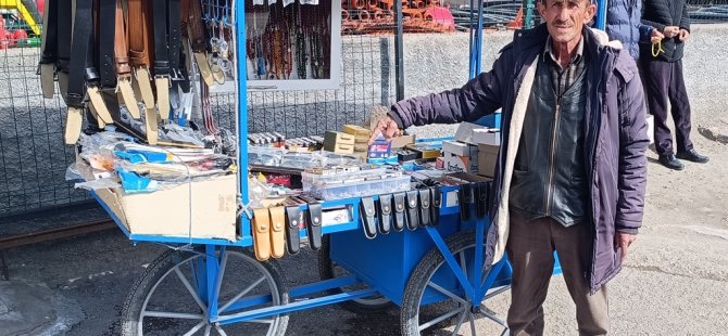 Seyyar tezgahında 40 yıldır çakmak tamir ediyor