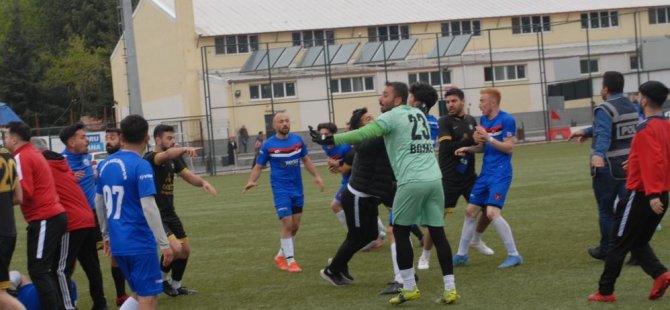 Futbolcular sahada tekme tokat birbirine girdi