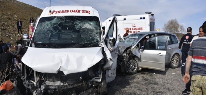 Sivas'ta minibüs ile otomobil çarpıştı; 1 ölü, 17 yaralı
