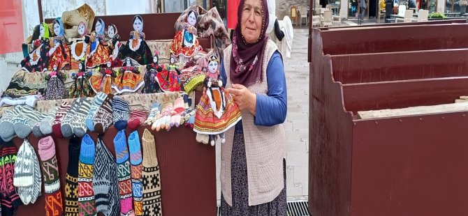 3 Çocuk annesi sattığı bez bebekler için 5 dil öğrendi