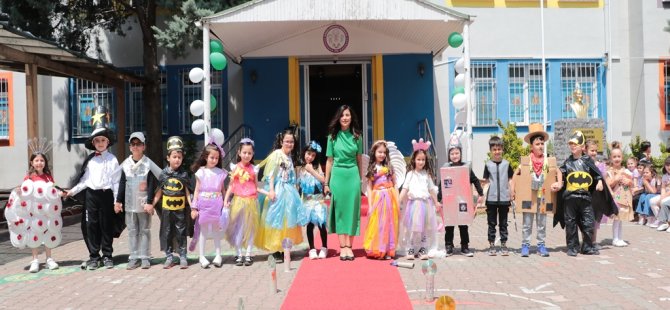 Minikler atıklardan kıyafet hazırlayıp, defile yaptı