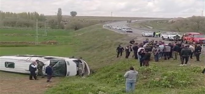 Tomarza'da öğrencileri taşıyan minibüs devrildi; 16 yaralı