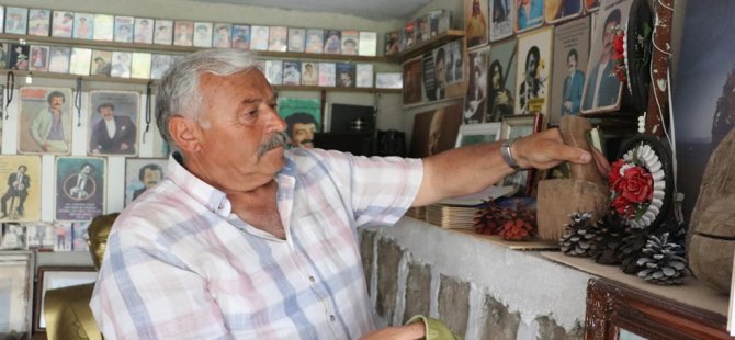40 yıldır biriktirdiği eşyalarını evinin garajında müzeye dönüştürdüğü bölümde sergiliyor