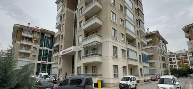 Eşini bıçakla öldürüp, başında bekledi