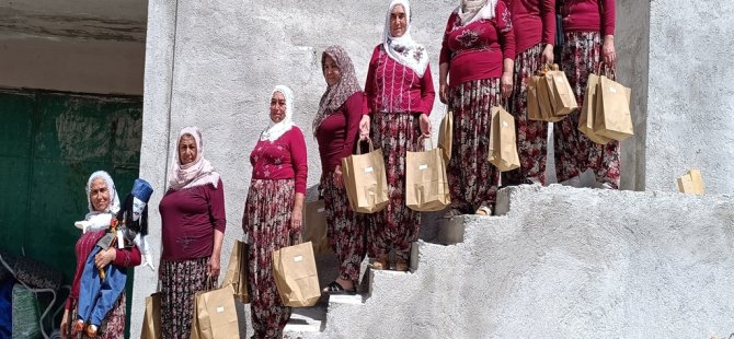 Kooperatif üyesi kadınlardan Kayserisporlu futbolculara bez bebek hediyesi