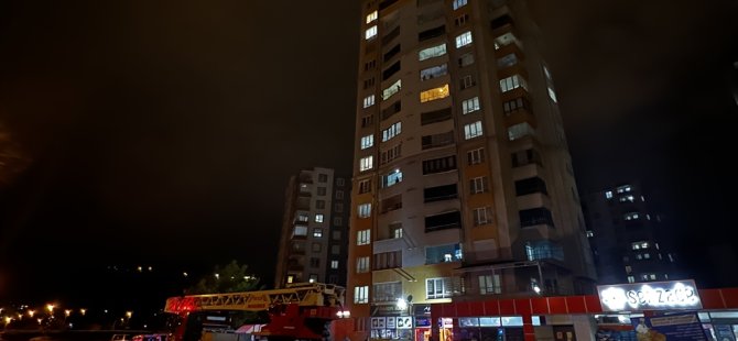 Kayseri'de sağanak; binanın çatısına yıldırım düştü, araçlar zarar gördü