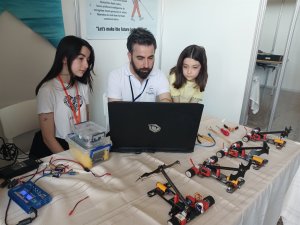 Elektronik öğretmeni, kızlarıyla katıldığı robot yarışmasında 3 derece elde etti