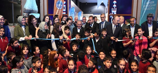 Kayseri'de 'Geçmişten geleceğe' temalı sergiler açıldı