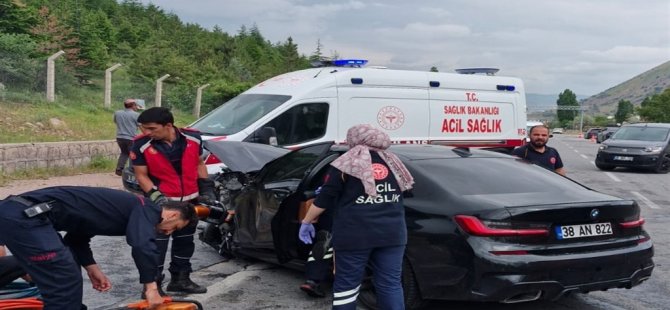 Kayseri'de iki otomobil çarpıştı: 2 ölü, 1 yaralı