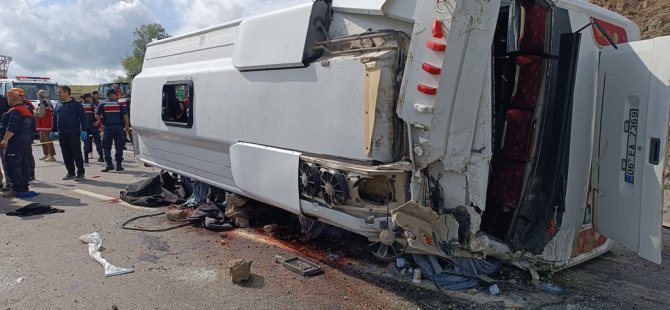 Cenazeden dönenleri taşıyan midibüs yan yattı; 2 ölü, 27 yaralı