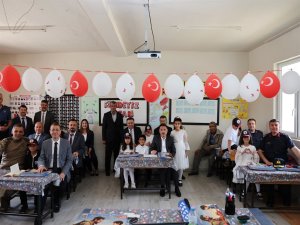 Vali, okulun tek mezununun kep atma törenine katıldı