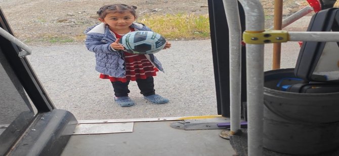 Yoldaki çocuğun topunu şişiren otobüs şoförü: O kadar tatlı ki; servetini istese verirsin