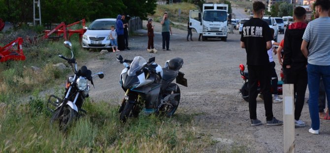 Yola dökülen madeni yağ nedeniyle devrilen motosikletteki 2 kişi yaralandı