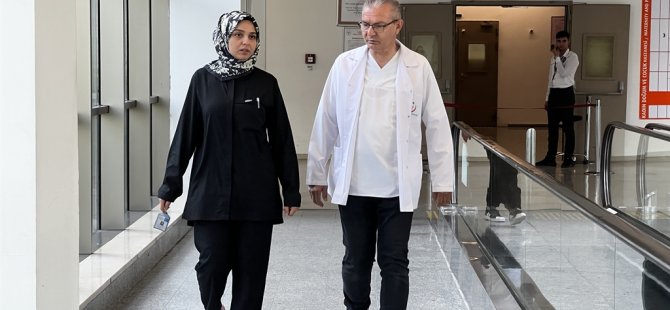 Hemşire Fatma 4 yıldır babasıyla aynı hastanede çalışıyor