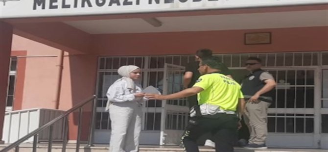 Polisler, öğrencileri sınava yetiştirdi