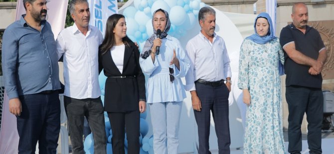 Kampanyası tamamlanan SMA’lı Muhammed için valilik önünde kutlama