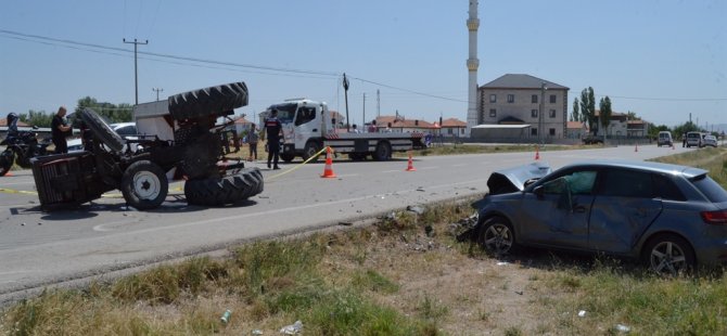 Traktör ile otomobil çarpıştı: 2'i ağır 4 yaralı