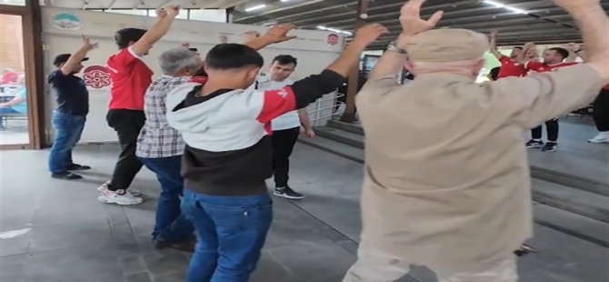Kayseri’de vatandaşlar, emekliler kafeteryasında jimnastik yaptı