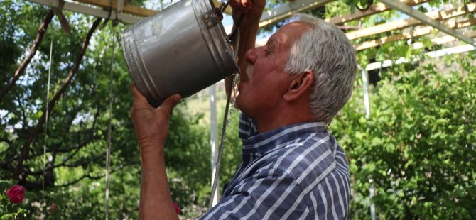 Kar suyundan ayran yapıp, karın üzerine pekmez döküp yiyorlar