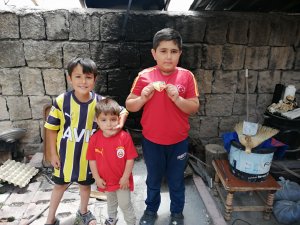 Kayserili Minikler Tuttukları takımının forması ile poz verdiler