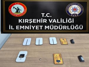 Ehliyet sınavında düzenekle kopya çekerken yakalandılar