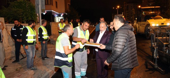 Başkan Yalçın, işçilerle sohbet edip baklava ikramında bulundu