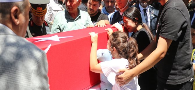 Elinde oyuncağı, şehit babasının tabutuna sarılıp gözyaşı döktü
