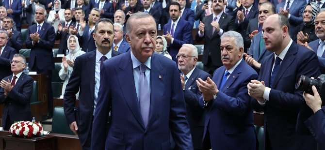 Bay Özgür. Takvimde parmağını rastgele bir pazar gününe bas