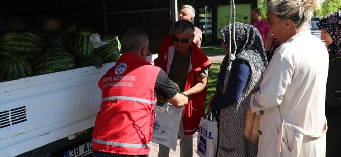 1 tır dolusu 17 ton karpuz dağıtıldı
