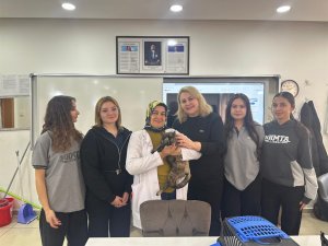 Okul bahçesinde bulunan kalçası kırık kedi, tedavi edildi