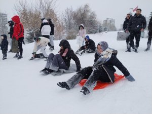 Yeni yılın ilk gününde Beleş Tepe’de poşetli kayak keyfi
