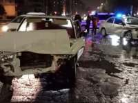 İki otomobilin çarpıştığı kazada hasar meydana geldi