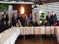 AKİB Genel Başkanı Ali Hızar, Mevlüt Çavuşoğlu ile Avrupa’daki Türklerin sorunlarını görüştü