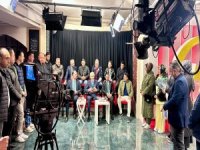 Canlı yayında işçiler stüdyoyu basarak, destek sloganları attı