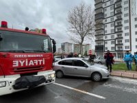 İki otomobil çarpıştı: 3 yaralı