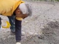 Tomarza’da mahalleli bozuk yolu betonla onardı