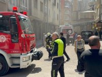 4 Katlı binada çıkan yangında 1’i bebek 5 kişi dumandan etkilendi