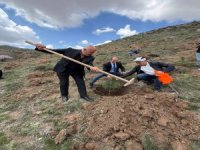 HALİT DEMİR,KAZMAYI KÜREĞİ ALDI FİDAN DİKTİ