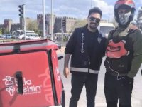 Polis, boğazına cisim kaçan kuryeyi Heimlich manevrası ile kurtardı