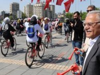 Başkan Büyükkılıç, "Çiçek Anneler Bisiklet Turu" Etkinliğine Katıldı