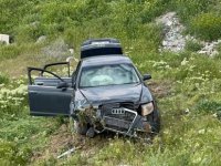 Polisten kaçan ehliyetsiz sürücü otomobiliyle şarampole yuvarlanınca yakalandı