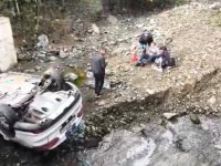 Otomobilin Köprüden Devrildiği Kazada 2 Kardeş Yaralandı