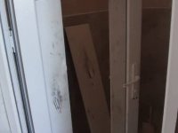 Caminin tuvalet bölümüne kimliği belirsiz kişi veya kişiler tarafından zarar verildi