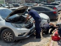 Otomobilin Motoruna Sıkışan Kedi İtfaiye Ekiplerince Kurtarıldı