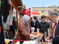 TALAS'IN MAHARETLİ ELLERİ YAZA MERHABA DİYOR